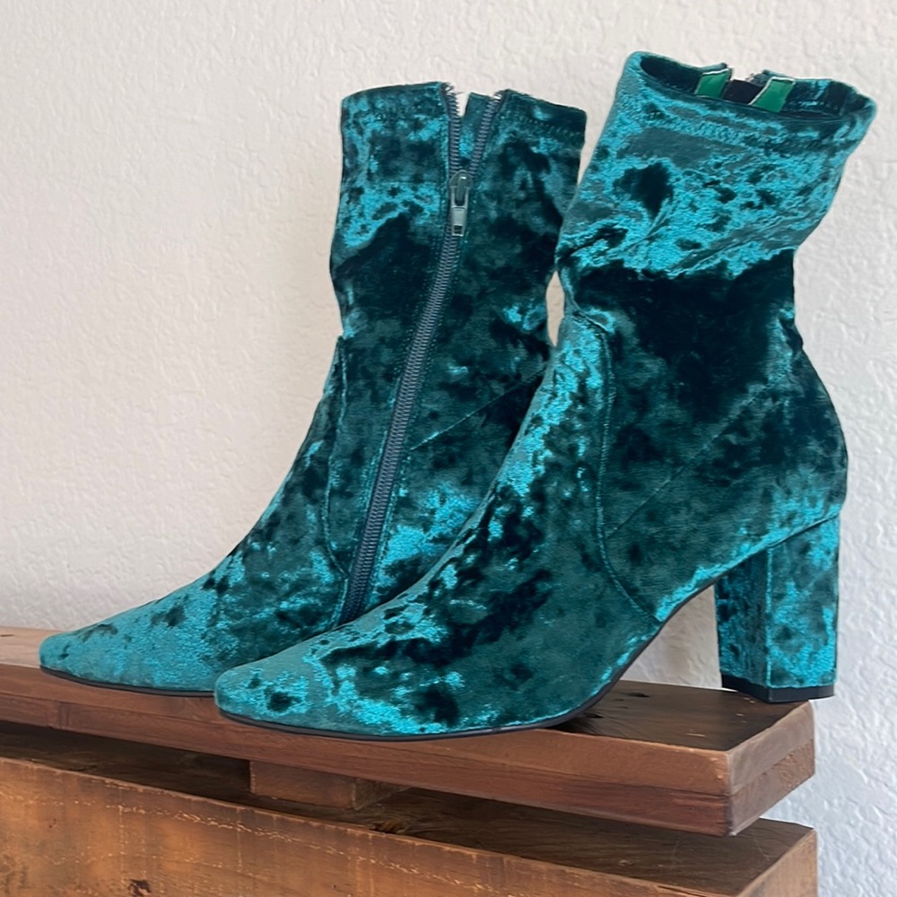 Crushed velvet green boot